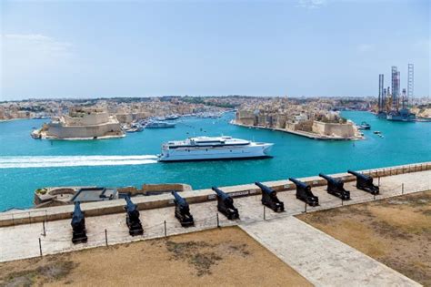 valletta to pozzallo ferry time.